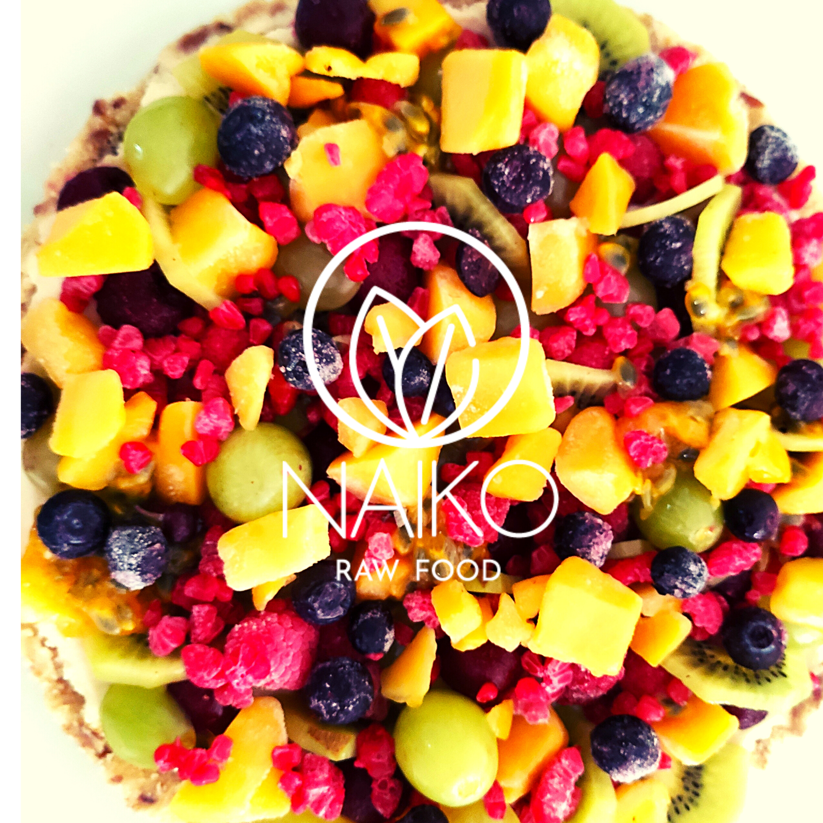 Raw fruit tart in season . 